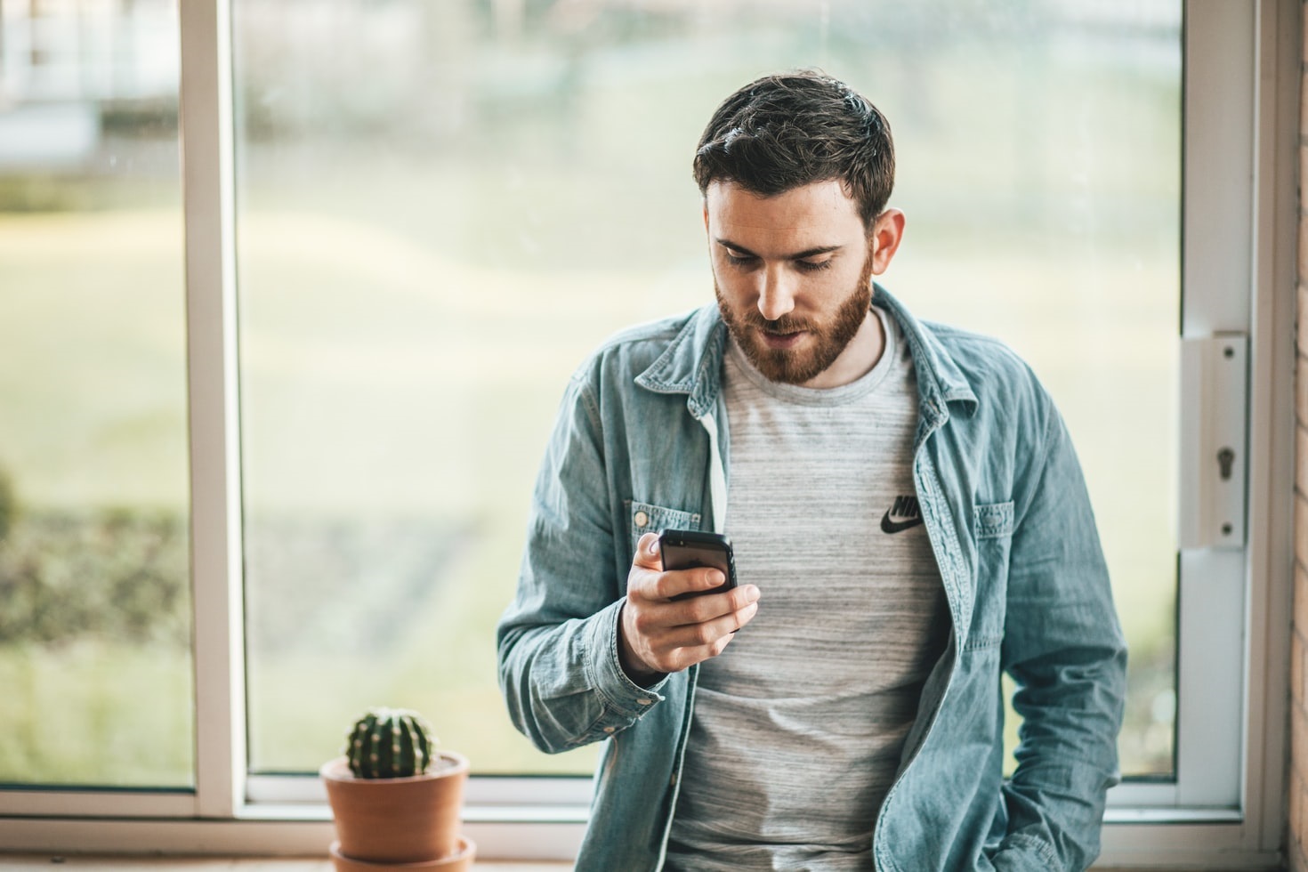 A man holding his cellphone