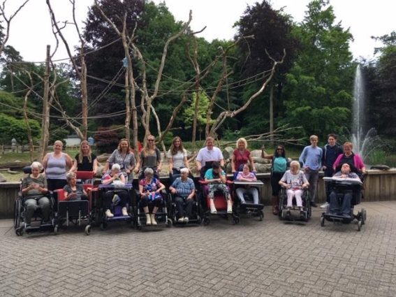 Visma Raet employees and management went to the zoo with a healthcare institution. Here, they helped push the wheelchairs