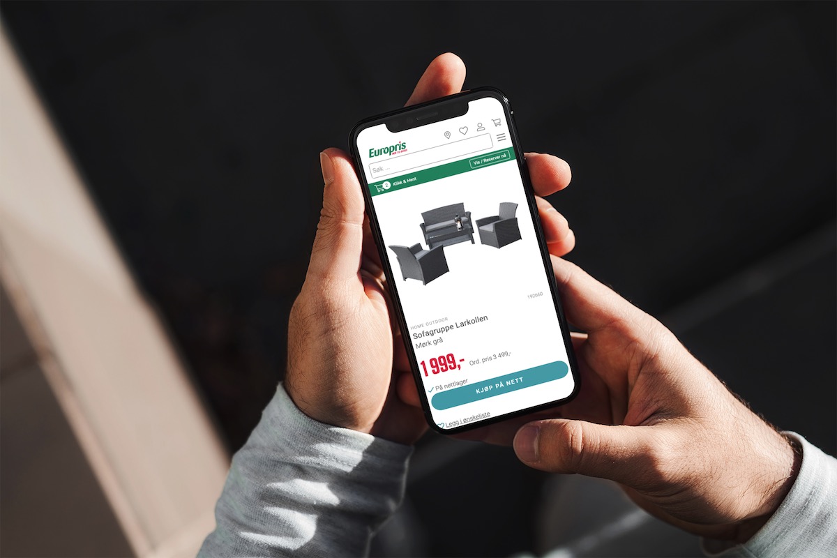 Mobile with Eurpris.no opened in browser, placed in hands