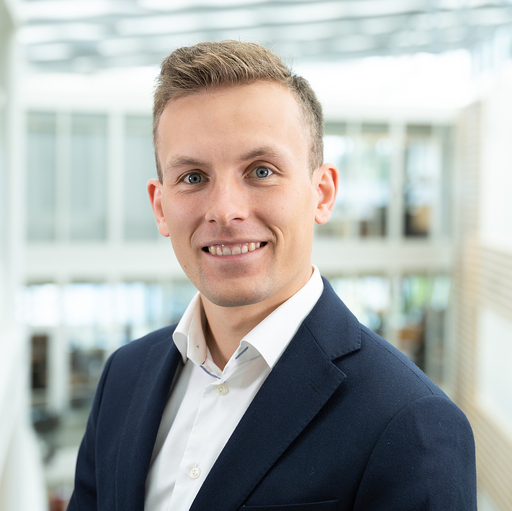 Henrik Hesle, Management Trainee