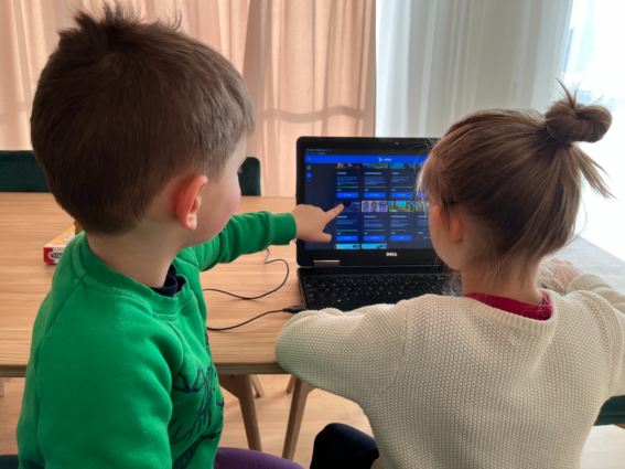 Ignas and Grėtė playing in the Angis platform